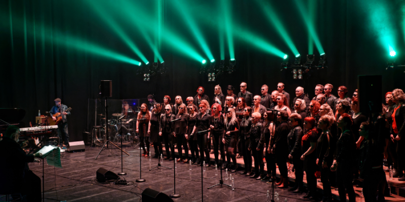 Rock With you -kuoro esiintymässä konserttisalissa