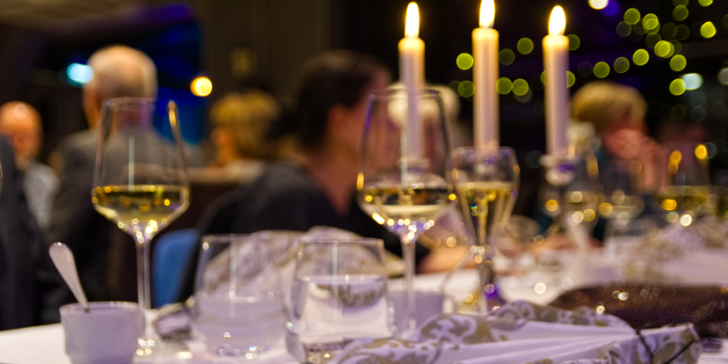 Tunnelmallinen juhlakattaus Hotel Oscarissa