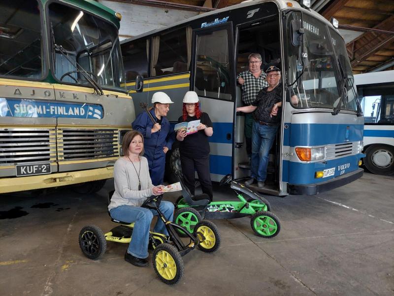Vekara-Varkauden tapahtumajärjestäjät Varkauden bussimuseossa.