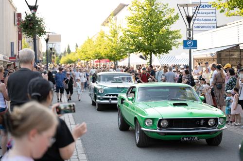 Kesäkatuilta autokulkue Varkaudessa