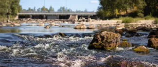 Ämmäkosken kuohut, taustalla pato ja VT23.