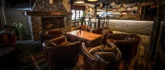 Oscarin baari ja sohvat.