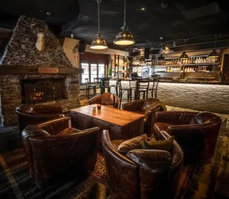 Oscarin baari ja sohvat.