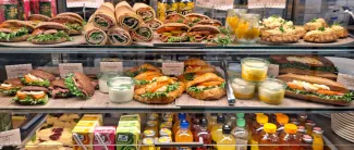 Kahvilatiskin tarjontaa.