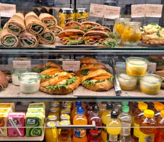 Kahvilatiskin tarjontaa.