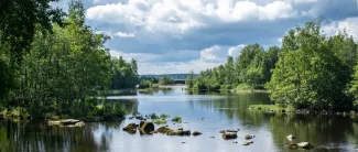 Kämärin kesäinen vesistö maisema.