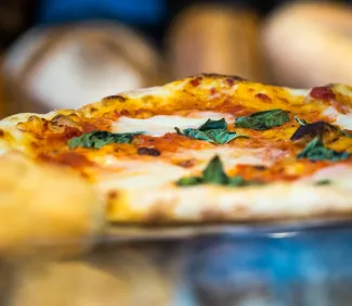 Paistettu pitsa pinaatilla.