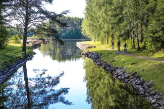 Pyöräilijöitä Taipaleen vanhalla kanavalla