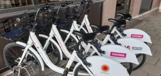 Kaupunkipyöriä telineessä