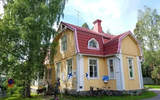 Kuvassa Taidekeskus Väinölä, keltainen vanha rakennus, jossa punainen katto.