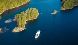 Laiva seilaa Saimaalla. 