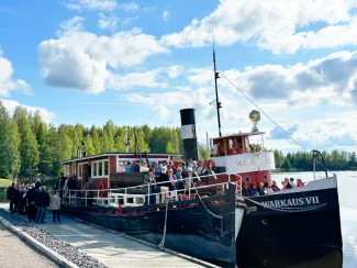 Yleisö nousemassa Warkaus VII -höyrylaivan kyytiin