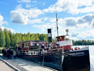Yleisö nousemassa Warkaus VII -höyrylaivan kyytiin