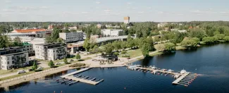 Ilmakuva Hertunrannasta, kuvassa vierassatama ja konttiravintola Morton