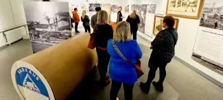 Ihmisiä tututumassa näyttelyyn Varkauden museokeskus Konstissa