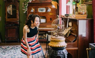 Nainen katsoo soitinta Mekaanisen Musiikin museossa