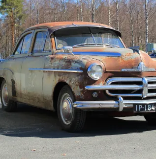 Kuvassa ruosteinen 50-luvun auto