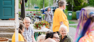 Ihmisiä Taideniityssä