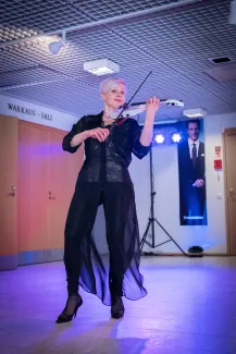 Viulunsoittaja Warkaus-Salin aulassa