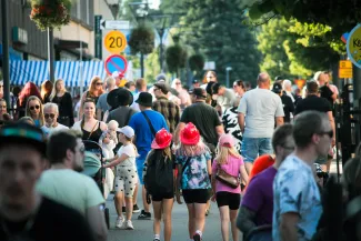 Kauppakatu täynnä ihmisiä viettämässä kesäiltaa Kesäkatuillassa Varkaudessa.