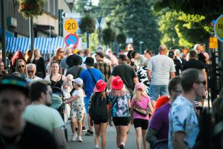 Kauppakatu täynnä ihmisiä viettämässä kesäiltaa Kesäkatuillassa Varkaudessa.