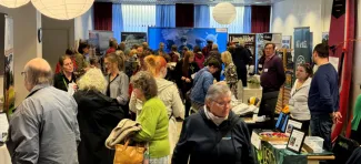 Ihmisiä Warkaus-Salissa Loma Savossa -matkamessuilla 2024