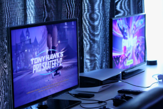 Kuva Pelikahvila Kurkosta, jossa pöydällä kaksi tietokoneen näyttöä. 