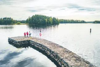 Ihmisiä Taipaleen vanhalla kivikanavalla
