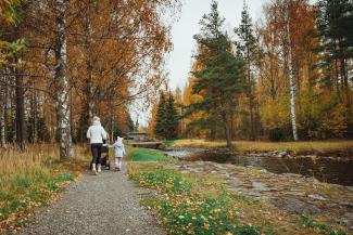 Äiti ja lapsi Taipaleen kanavalla kävelyllä, syksyinen maisema.