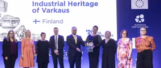 Euroopan kulttuuriperintötunnuksen palkitsemistilaisuus Brysselissä, kuvassa Varkauden edustajat.