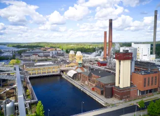 Ilmakuva Stora Enson tehdasalueesta, jossa näkyy tehdasrakennuksia ja voimakanava.