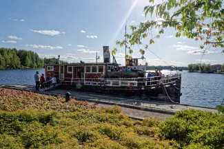 Warkaus VII höyrylaiva satamassa, matkustajia kyydissä